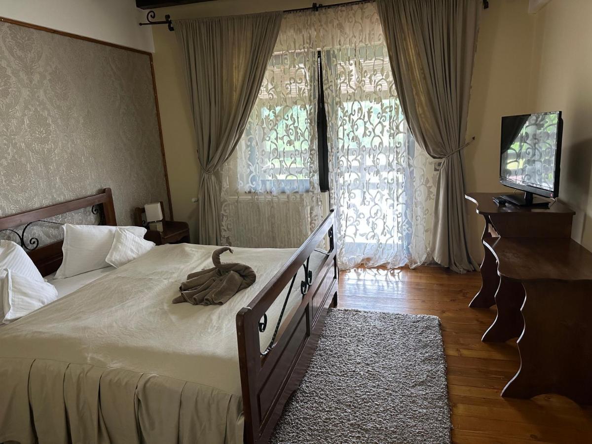 Casa Bradet Guest House อุนโตซูรา บูโซลุย ภายนอก รูปภาพ